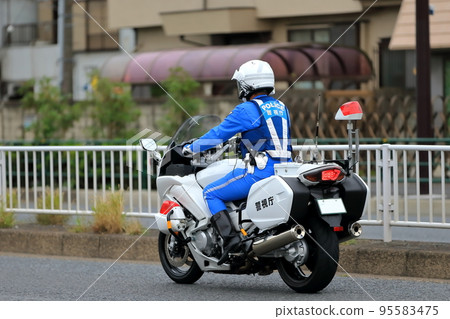 警察摩托車巡邏形象 95583475