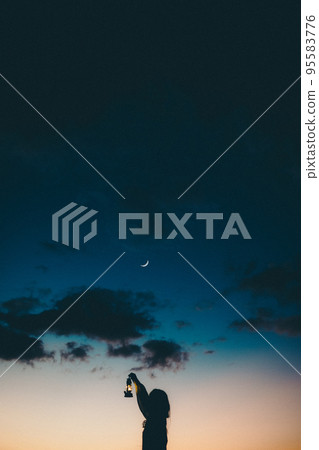 站在沙灘上的女人的剪影照片 站在沙灘上的女人的剪影照片 95583776