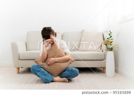 亞洲女性擔心在家思考 亞洲女性擔心在家思考 95583899