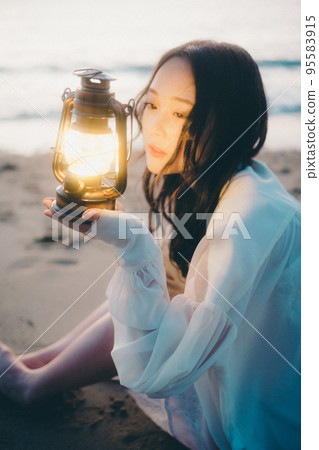 一個女人站在沙灘上的照片 一個女人站在沙灘上的照片 95583915