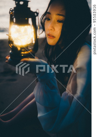 一個女人站在沙灘上的照片 一個女人站在沙灘上的照片 95583916