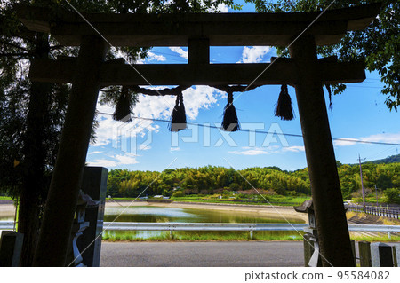 Ikaruga Shrine: Tenma Pond and scenery in front of the torii [Ikaruga-cho, Ikoma-gun, Nara Prefecture] 95584082