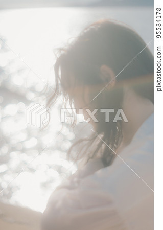 一個女人站在沙灘上的照片 95584178