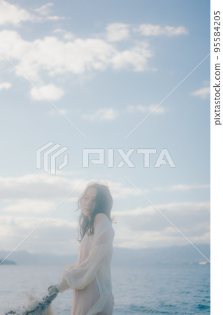 一個女人站在沙灘上的照片 95584205