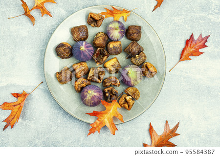Dried and fresh figs, autumnal dessert 95584387