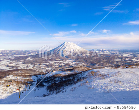 午後從滑雪場眺望羊蹄山(北海道二世谷) 午後從滑雪場眺望羊蹄山(北海道二世谷) 95584586