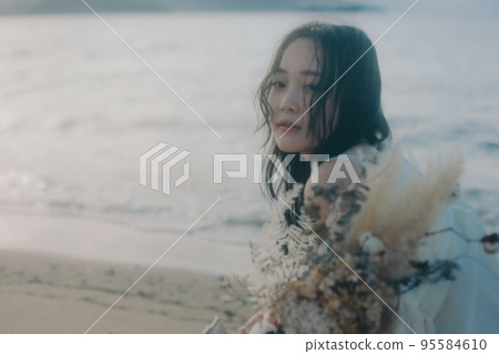 一個女人站在沙灘上的照片 95584610