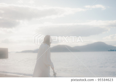 一個女人站在沙灘上的照片 95584623