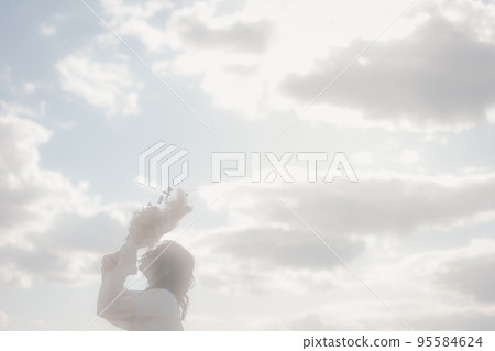 一個女人站在沙灘上的照片 一個女人站在沙灘上的照片 95584624