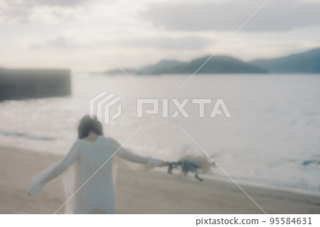 一個女人站在沙灘上的照片 95584631