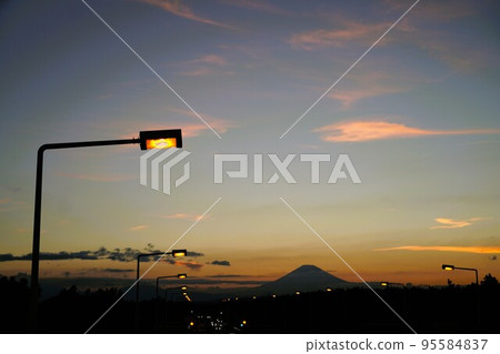 夕陽下的富士山濱須步行橋 95584837