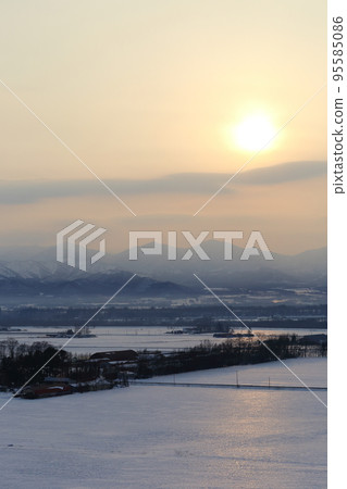 Scenery with farms in the Tokachi region of Hokkaido 95585086