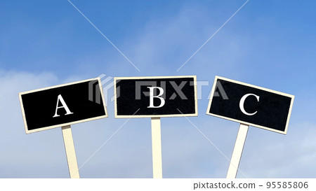 三塊黑色盤子,帶 ABC 字母_藍天背景 三塊黑色盤子,帶 ABC 字母_藍天背景 95585806