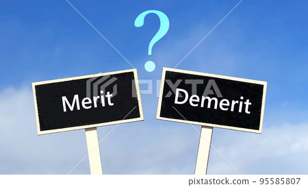 兩塊黑色盤子,上面有字母 Merit 和 Demerit 以及一個問號_藍天背景 兩塊黑色盤子,上面有字母 Merit 和 Demerit 以及一個問號_藍天背景 95585807