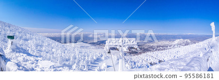 [Panorama photo] Overlooking the frost-covered trees in clear weather (Yamagata Prefecture, Jizo Sancho Station) 95586181