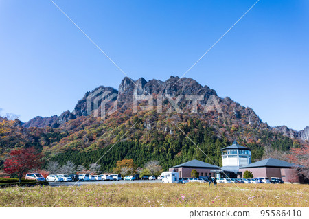 [Gunma Prefecture] Mt. Myogi with colored leaves in autumn 95586410