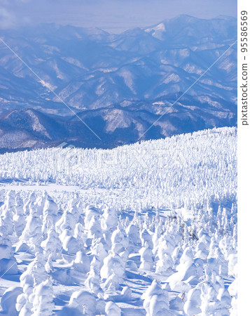 眺望霜雪覆蓋的田野和山脈（山形縣地藏山町站） 95586569