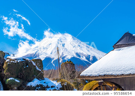 [Winter material] Oshino Hakkai in winter [Yamanashi Prefecture] 95586654