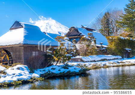 [Winter material] Oshino Hakkai in winter [Yamanashi Prefecture] 95586655