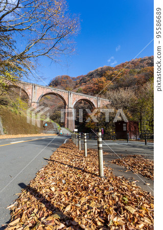 [Gunma Prefecture] Autumn leaves of Megane Bridge (Usui Pass) 95586689