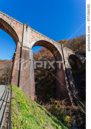 [Gunma Prefecture] Autumn leaves of Megane Bridge (Usui Pass) 95586698
