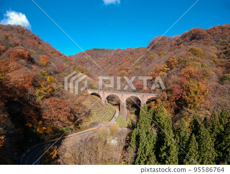 Aerial view [Gunma Prefecture] Autumn leaves of Megane Bridge (Usui Pass) 95586764