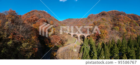 Aerial view [Gunma Prefecture] Autumn leaves of Megane Bridge (Usui Pass) 95586767