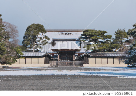 有雪和陽光的京都御所Kenreimon 有雪和陽光的京都御所Kenreimon 95586961