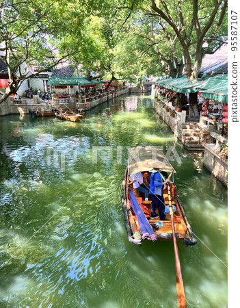 Rowing boats in Tongli Ancient Town, Suzhou, China 95587107
