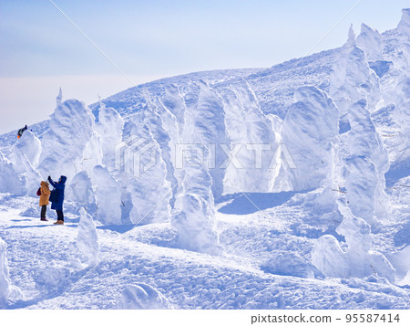 Snow covered trees and tourists (Zao Onsen Ski Resort, Yamagata Prefecture) Snow covered trees and tourists (Zao Onsen Ski Resort, Yamagata Prefecture) 95587414