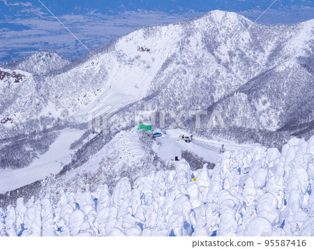 Ropeway station seen beyond frosted trees (Zao Onsen Ski Resort, Yamagata Prefecture) 95587416