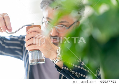 咖啡研磨男咖啡師 95587753