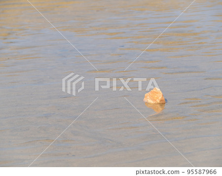 平靜的海海灘石頭。 平靜的海海灘石頭。 95587966