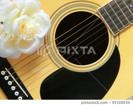 民間吉他和人造白花 民間吉他和人造白花 95588030