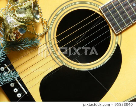 民間吉他和聖誕鐘飾 95588040