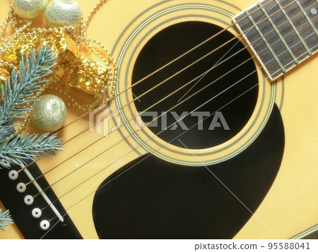 民間吉他和聖誕裝飾品 民間吉他和聖誕裝飾品 95588041