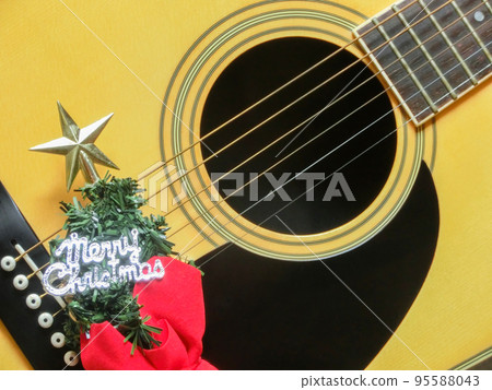 民間吉他和小雕像聖誕樹 民間吉他和小雕像聖誕樹 95588043