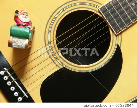 有民間吉他和小雕像雪橇的聖誕老人 有民間吉他和小雕像雪橇的聖誕老人 95588044