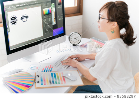 從事標誌製作工作的女性(平面設計師) 從事標誌製作工作的女性(平面設計師) 95588297