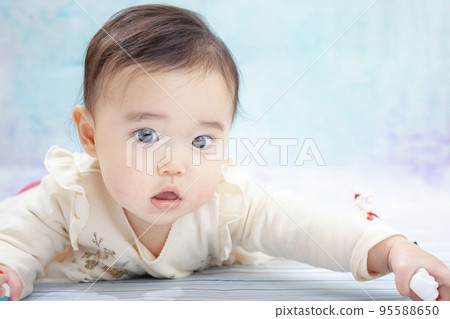 女嬰穿著連衣裙在室內玩耍 95588650