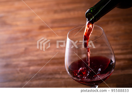 Pour red wine 95588833