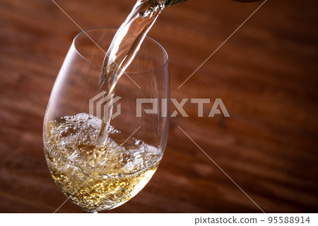 Pour white wine Pour white wine 95588914