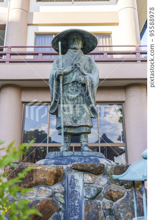 Kenshoji Temple Precincts Shinran Shnin Status(大阪府八尾市久法寺) Kenshoji Temple Precincts Shinran Shnin Status(大阪府八尾市久法寺) 95588978