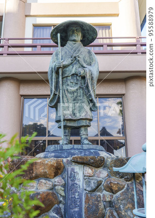 Kenshoji Temple Precincts Shinran Shnin Status(大阪府八尾市久法寺) Kenshoji Temple Precincts Shinran Shnin Status(大阪府八尾市久法寺) 95588979