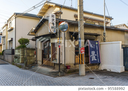 建勝寺前的老舖榻榻米店（大阪市久法寺陣內町） 95588992