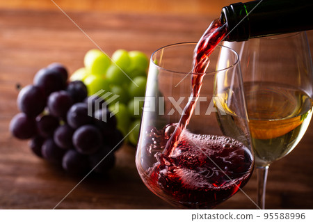 Two glasses of wine and grapes Two glasses of wine and grapes 95588996
