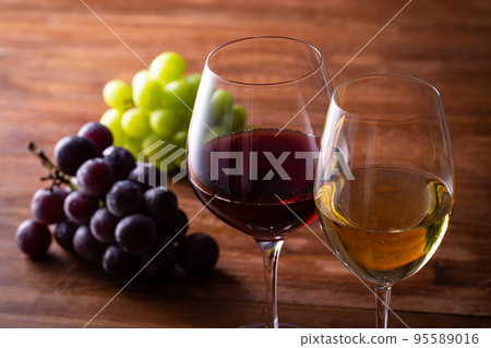 Two glasses of wine and grapes 95589016