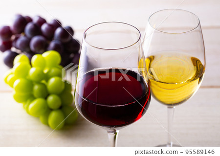 兩杯紅酒和葡萄 95589146