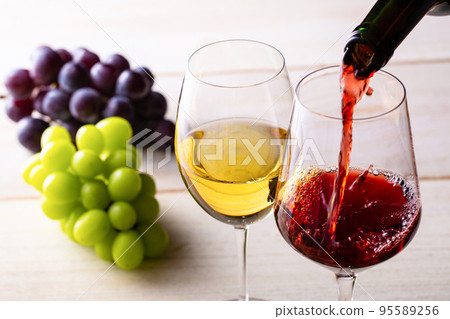Two glasses of wine and grapes Two glasses of wine and grapes 95589256