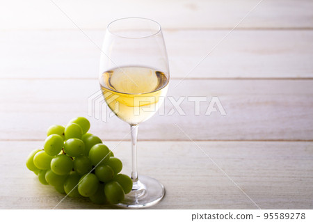 White wine and grapes 95589278